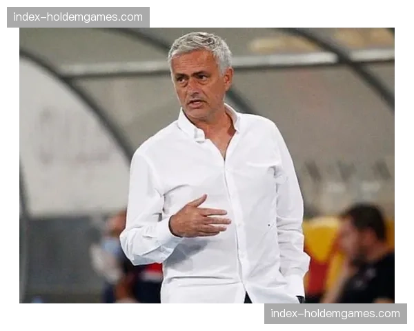 终场哨响，双方外援拥抱致意，这一幕通过国际信号传向全球