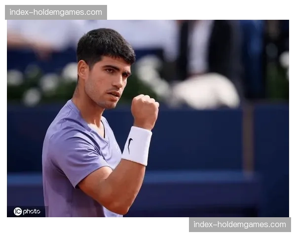 阿尔卡拉斯抵达巴塞罗那公开赛训练场,积极适应本土红土 阿尔卡拉斯抵达巴塞罗那公开赛训练场,积极适应本土红土