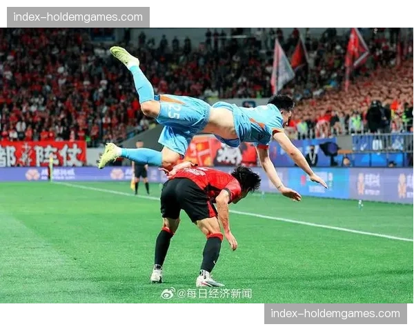 成都蓉城2-1逆转云南玉昆豪取四连胜，索罗金诡异头球扳平费利佩制胜